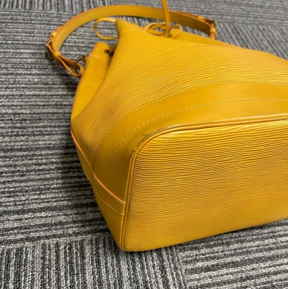 SOLD. Authentic Louis Vuitton Epi Leather Noe Bucket Bag Vintage-Authentic - Picture 8 of 17
